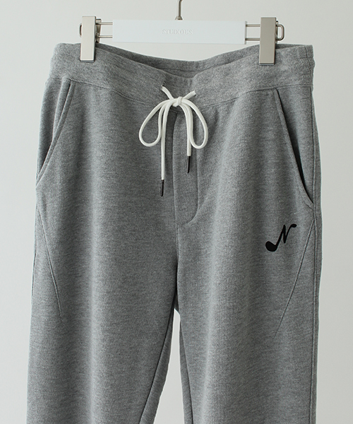 NUMBER (N)INE DENIM（ナンバーナインデニム）の「【NUMBER (N)INE DENIM】STUDIOUS限定音符プリントスウェットテーパードジョガーパンツ（その他パンツ・メンズ・ブラック/グレー・SMALL/LARGE/MEDIUM）」の3枚目の写真