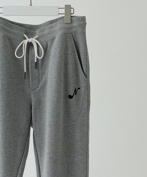 NUMBER (N)INE DENIM（ナンバーナインデニム）の「【NUMBER (N)INE DENIM】STUDIOUS限定音符プリントスウェットテーパードジョガーパンツ（その他パンツ・メンズ・ブラック/グレー・SMALL/LARGE/MEDIUM）」の4枚目の写真