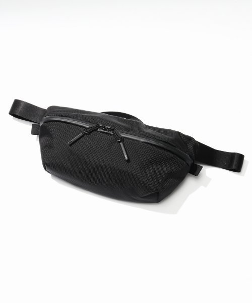 Aer（エアー）の「◇Aer / エアー DAY SLING（ボディバッグ/ウエストポーチ・メンズ・ブラック/チャコールグレー・FREE）」の2枚目の写真