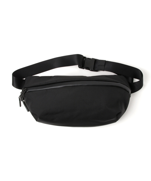 Aer（エアー）の「◇Aer / エアー DAY SLING（ボディバッグ/ウエストポーチ・メンズ・ブラック/チャコールグレー・FREE）」の9枚目の写真