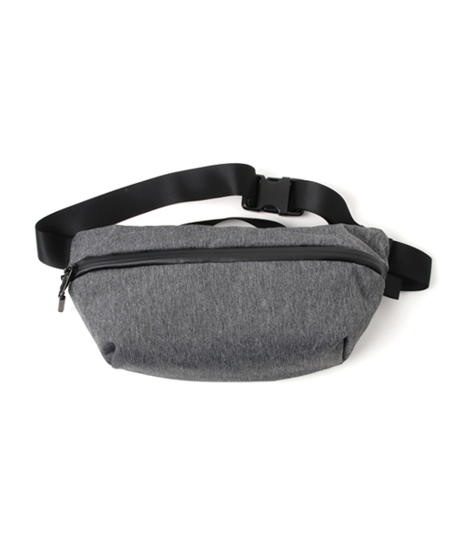 Aer（エアー）の「◇Aer / エアー DAY SLING（ボディバッグ/ウエストポーチ・メンズ・ブラック/チャコールグレー・FREE）」の10枚目の写真