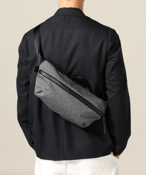 Aer（エアー）の「◇Aer / エアー DAY SLING（ボディバッグ/ウエストポーチ・メンズ・ブラック/チャコールグレー・FREE）」の11枚目の写真