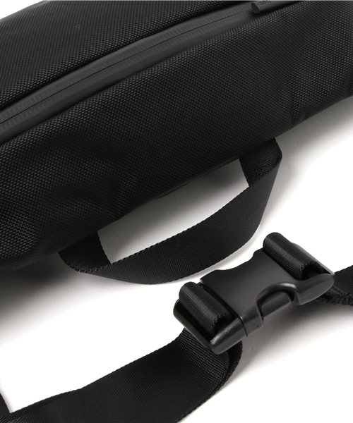 Aer（エアー）の「◇Aer / エアー DAY SLING（ボディバッグ/ウエストポーチ・メンズ・ブラック/チャコールグレー・FREE）」の4枚目の写真