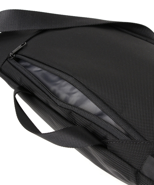 Aer（エアー）の「◇Aer / エアー DAY SLING（ボディバッグ/ウエストポーチ・メンズ・ブラック/チャコールグレー・FREE）」の5枚目の写真