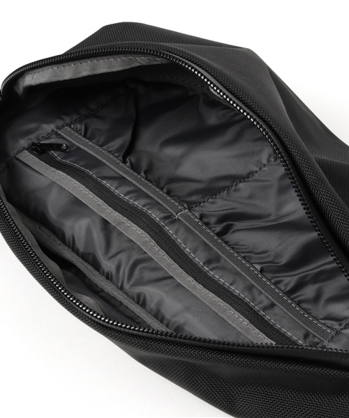 Aer（エアー）の「◇Aer / エアー DAY SLING（ボディバッグ/ウエストポーチ・メンズ・ブラック/チャコールグレー・FREE）」の7枚目の写真