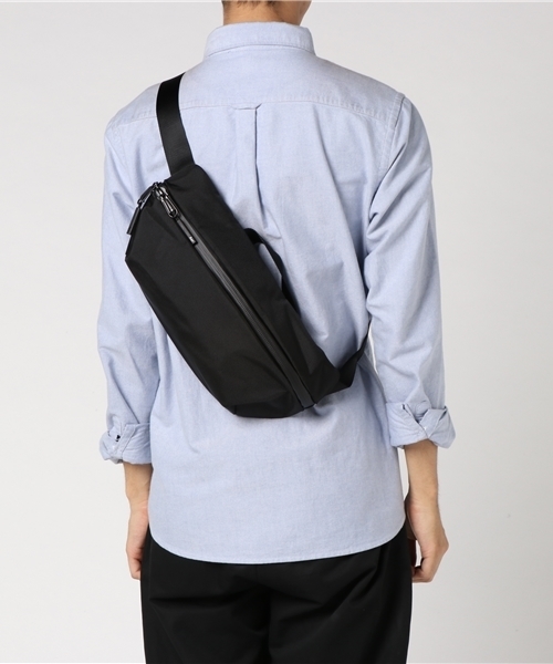 Aer（エアー）の「◇Aer / エアー DAY SLING（ボディバッグ/ウエストポーチ・メンズ・ブラック/チャコールグレー・FREE）」の8枚目の写真