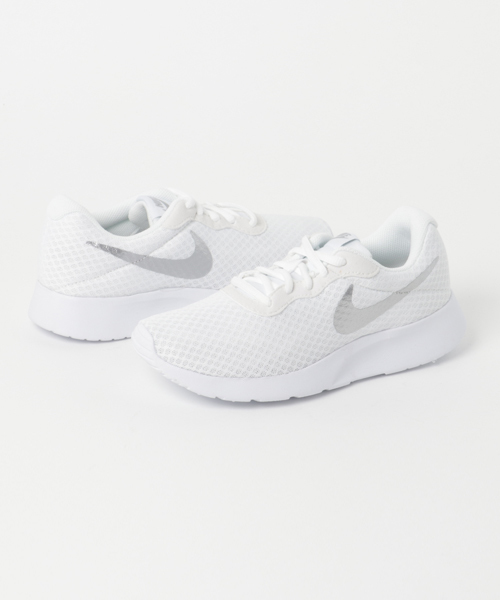 NIKE（ナイキ）の「NIKE（ナイキ）ウィメンズタンジュン（スニーカー・レディース・ブラック/シルバー/ゴールド/ブラック系その他・23/24/23.5/24.5）」の3枚目の写真