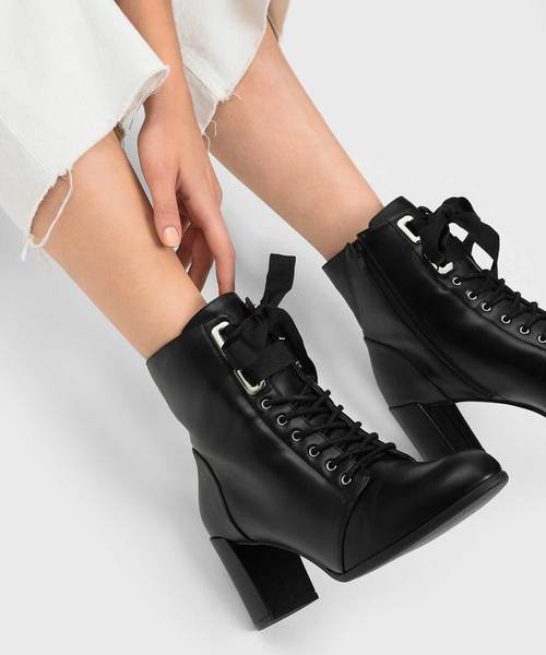 CHARLES & KEITH（チャールズ & キース）の「リボンボウブロックヒールブーツ / RIBBON BOW BLOCK HEEL BOOTS（ブーツ・レディース・ブラウン/マルチ/ブラック・23cm/24.5cm/25.5cm/22.5cm/23.5cm/25cm）」の14枚目の写真