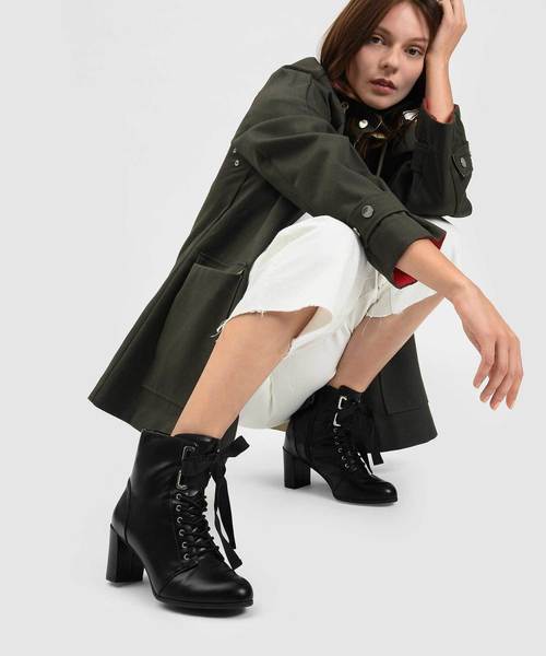 CHARLES & KEITH（チャールズ & キース）の「リボンボウブロックヒールブーツ / RIBBON BOW BLOCK HEEL BOOTS（ブーツ・レディース・ブラウン/マルチ/ブラック・23cm/24.5cm/25.5cm/22.5cm/23.5cm/25cm）」の4枚目の写真
