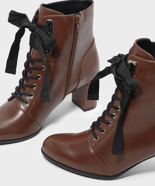 CHARLES & KEITH（チャールズ & キース）の「リボンボウブロックヒールブーツ / RIBBON BOW BLOCK HEEL BOOTS（ブーツ・レディース・ブラウン/マルチ/ブラック・23cm/24.5cm/25.5cm/22.5cm/23.5cm/25cm）」の20枚目の写真