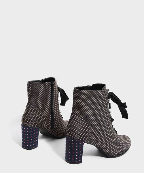 CHARLES & KEITH（チャールズ & キース）の「リボンボウブロックヒールブーツ / RIBBON BOW BLOCK HEEL BOOTS（ブーツ・レディース・ブラウン/マルチ/ブラック・23cm/24.5cm/25.5cm/22.5cm/23.5cm/25cm）」の18枚目の写真