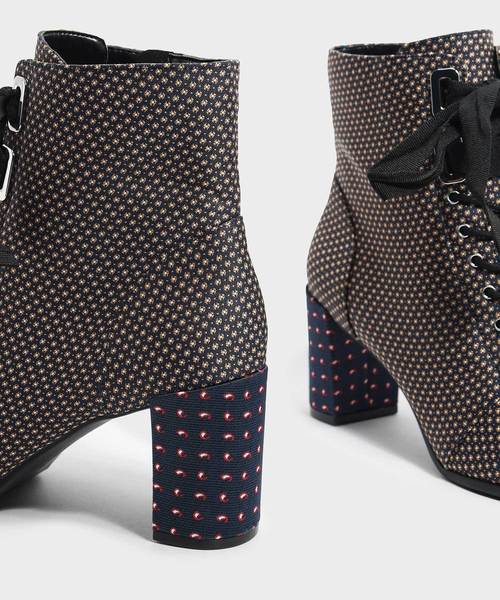 CHARLES & KEITH（チャールズ & キース）の「リボンボウブロックヒールブーツ / RIBBON BOW BLOCK HEEL BOOTS（ブーツ・レディース・ブラウン/マルチ/ブラック・23cm/24.5cm/25.5cm/22.5cm/23.5cm/25cm）」の9枚目の写真