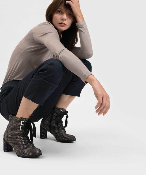 CHARLES & KEITH（チャールズ & キース）の「リボンボウブロックヒールブーツ / RIBBON BOW BLOCK HEEL BOOTS（ブーツ・レディース・ブラウン/マルチ/ブラック・23cm/24.5cm/25.5cm/22.5cm/23.5cm/25cm）」の21枚目の写真