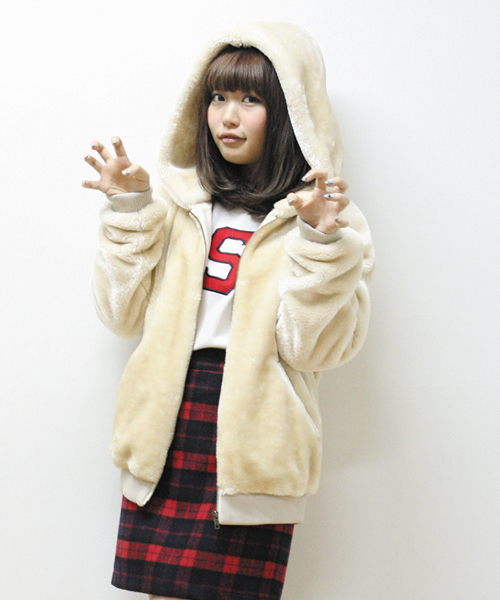 WEGO(ウィゴー)の「WEGO/フェイクファーフードブルゾン(ブルゾン・レディース・アイボリー/ブラック・FREE)」の2枚目の写真