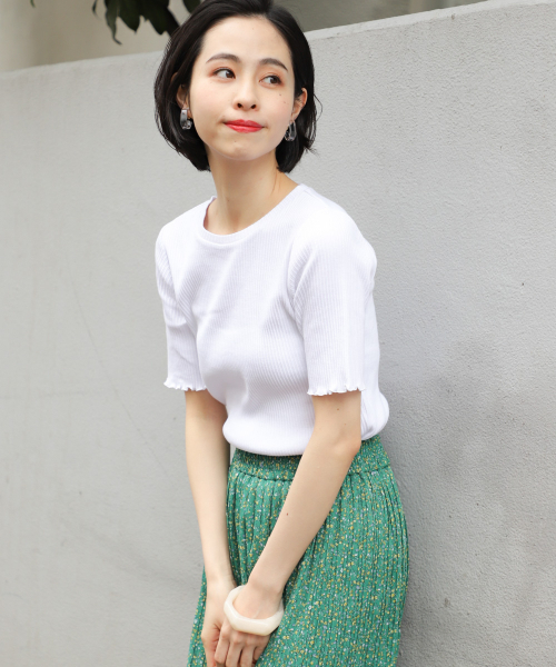 LOWRYS FARM(ローリーズファーム)の「リブタイトSS 832998(Tシャツ/カットソー・レディース・オフホワイト/ブラック/ベージュ/レッド・MEDIUM/LARGE)」の1枚目の写真