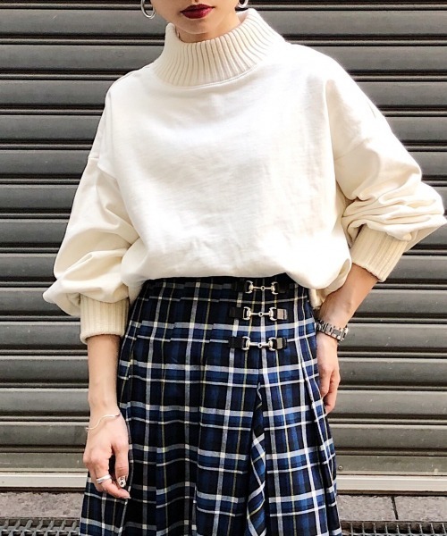 PAGEBOY（ページボーイ）の「2WAYハイネックウラケプルオーバー（スウェット・レディース・パープル/オフホワイト/ブラック/モカ/ピンク系その他・FREE）」の2枚目の写真