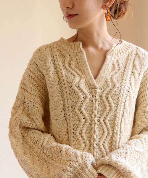 HER CLOSET(ハークローゼット)の「【HERCLOSET】ケーブル編みボリュームスリーブキーネックニット(ニット/セーター・レディース・ベージュ/アイボリー/ミント・M)」の5枚目の写真