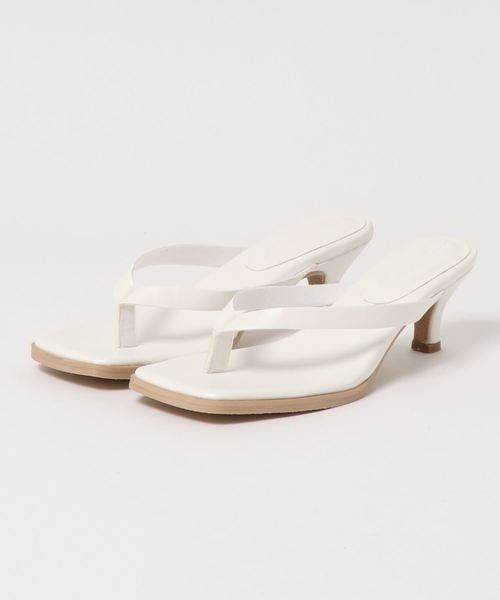 KOBE LETTUCE(コウベレタス)の「スクエアトゥトングミュールヒールサンダル(サンダル・レディース・ブラウン/グレイッシュベージュ/ブラック/オフホワイト・LL/L/S/M)」の1枚目の写真