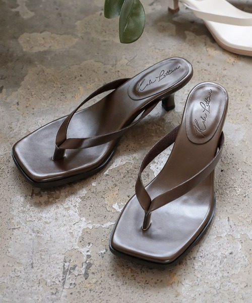 KOBE LETTUCE(コウベレタス)の「スクエアトゥトングミュールヒールサンダル(サンダル・レディース・ブラウン/グレイッシュベージュ/ブラック/オフホワイト・LL/L/S/M)」の3枚目の写真