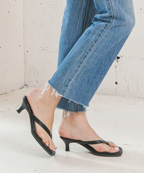 KOBE LETTUCE(コウベレタス)の「スクエアトゥトングミュールヒールサンダル(サンダル・レディース・ブラウン/グレイッシュベージュ/ブラック/オフホワイト・LL/L/S/M)」の2枚目の写真