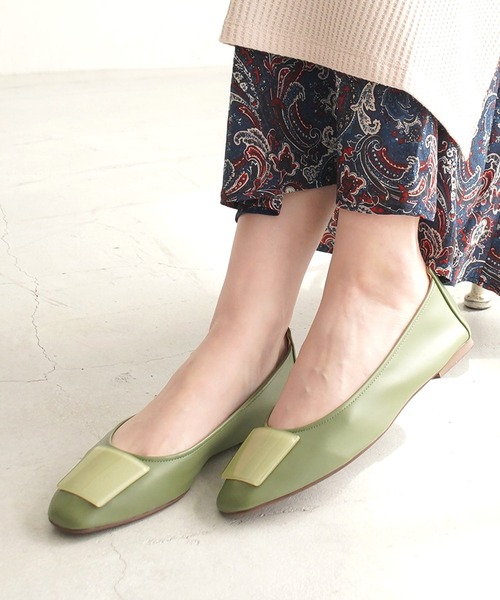 AmiAmi（アミアミ）の「ソフトレザースクエアトゥフラットパンプス（パンプス・レディース・ブラック/ベージュ/オリーブ/アイボリー/パイソン・LL/S/M/L）」の2枚目の写真