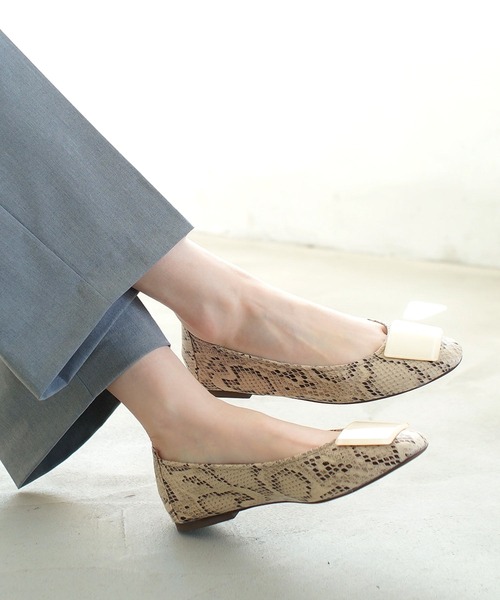 AmiAmi（アミアミ）の「ソフトレザースクエアトゥフラットパンプス（パンプス・レディース・ブラック/ベージュ/オリーブ/アイボリー/パイソン・LL/S/M/L）」の5枚目の写真