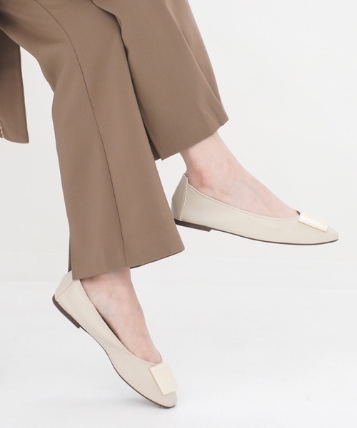 AmiAmi（アミアミ）の「ソフトレザースクエアトゥフラットパンプス（パンプス・レディース・ブラック/ベージュ/オリーブ/アイボリー/パイソン・LL/S/M/L）」の3枚目の写真