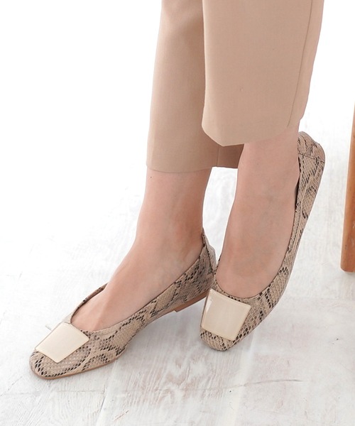 AmiAmi（アミアミ）の「ソフトレザースクエアトゥフラットパンプス（パンプス・レディース・ブラック/ベージュ/オリーブ/アイボリー/パイソン・LL/S/M/L）」の8枚目の写真