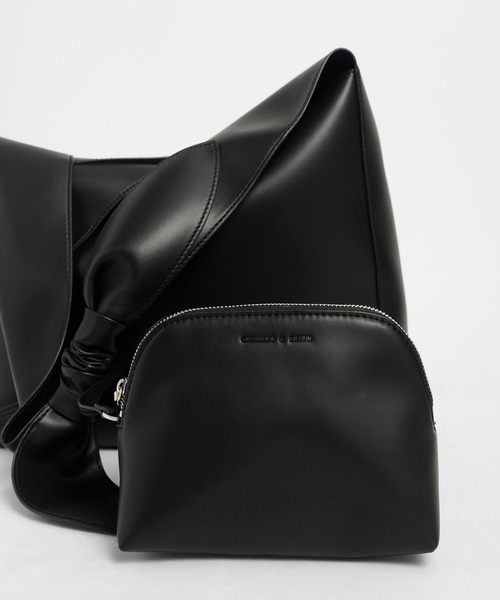 CHARLES & KEITH（チャールズ & キース）の「ノッティドハンドル ホーボーバッグ / Knotted Handle Hobo Bag（ショルダーバッグ・レディース・ブラック/ダークブラウン/ライトアッシュグレー・XL）」の7枚目の写真