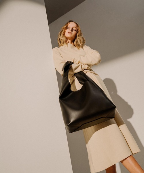 CHARLES & KEITH（チャールズ & キース）の「ノッティドハンドル ホーボーバッグ / Knotted Handle Hobo Bag（ショルダーバッグ・レディース・ブラック/ダークブラウン/ライトアッシュグレー・XL）」の8枚目の写真