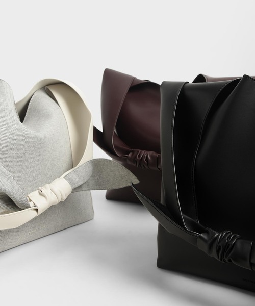 CHARLES & KEITH（チャールズ & キース）の「ノッティドハンドル ホーボーバッグ / Knotted Handle Hobo Bag（ショルダーバッグ・レディース・ブラック/ダークブラウン/ライトアッシュグレー・XL）」の9枚目の写真
