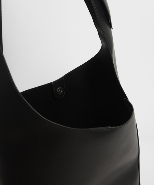 CHARLES & KEITH（チャールズ & キース）の「ノッティドハンドル ホーボーバッグ / Knotted Handle Hobo Bag（ショルダーバッグ・レディース・ブラック/ダークブラウン/ライトアッシュグレー・XL）」の10枚目の写真