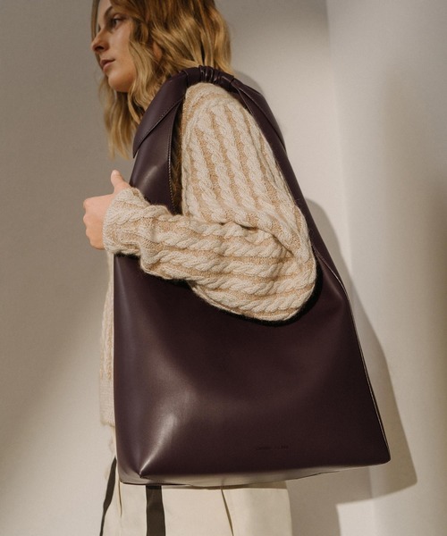 CHARLES & KEITH（チャールズ & キース）の「ノッティドハンドル ホーボーバッグ / Knotted Handle Hobo Bag（ショルダーバッグ・レディース・ブラック/ダークブラウン/ライトアッシュグレー・XL）」の18枚目の写真
