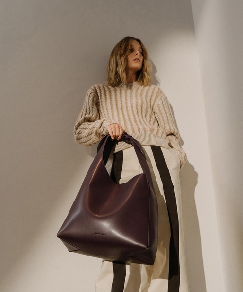 CHARLES & KEITH（チャールズ & キース）の「ノッティドハンドル ホーボーバッグ / Knotted Handle Hobo Bag（ショルダーバッグ・レディース・ブラック/ダークブラウン/ライトアッシュグレー・XL）」の22枚目の写真