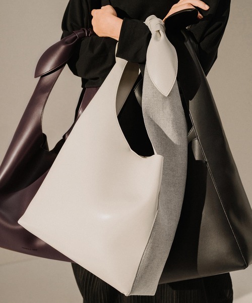 CHARLES & KEITH（チャールズ & キース）の「ノッティドハンドル ホーボーバッグ / Knotted Handle Hobo Bag（ショルダーバッグ・レディース・ブラック/ダークブラウン/ライトアッシュグレー・XL）」の13枚目の写真