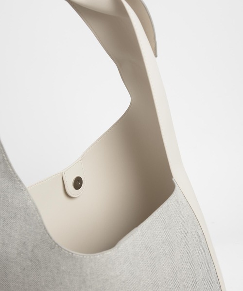 CHARLES & KEITH（チャールズ & キース）の「ノッティドハンドル ホーボーバッグ / Knotted Handle Hobo Bag（ショルダーバッグ・レディース・ブラック/ダークブラウン/ライトアッシュグレー・XL）」の14枚目の写真