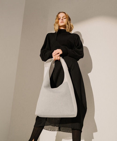 CHARLES & KEITH（チャールズ & キース）の「ノッティドハンドル ホーボーバッグ / Knotted Handle Hobo Bag（ショルダーバッグ・レディース・ブラック/ダークブラウン/ライトアッシュグレー・XL）」の15枚目の写真