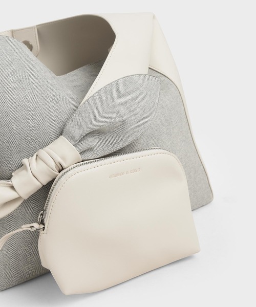 CHARLES & KEITH（チャールズ & キース）の「ノッティドハンドル ホーボーバッグ / Knotted Handle Hobo Bag（ショルダーバッグ・レディース・ブラック/ダークブラウン/ライトアッシュグレー・XL）」の17枚目の写真