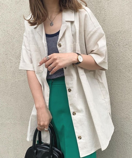 Meli rich（メリーリッチ）の「ポケット付き。ゆったりリネンオープンカラーシャツ（シャツ/ブラウス・レディース・ブラック/ベージュ/ライトグリーン/モカ/ナチュラル/ブラウン/カーキ/アイボリー/ブラック系・MEDIUM）」の2枚目の写真