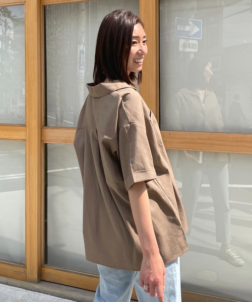 Meli rich（メリーリッチ）の「ポケット付き。ゆったりリネンオープンカラーシャツ（シャツ/ブラウス・レディース・ブラック/ベージュ/ライトグリーン/モカ/ナチュラル/ブラウン/カーキ/アイボリー/ブラック系・MEDIUM）」の20枚目の写真