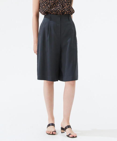 TOMORROWLAND (トゥモローランド)の「セルロースツイル フロントタックハーフパンツ(その他パンツ・レディース・ライトブルー/チャコールグレー・34/36)」の2枚目の写真