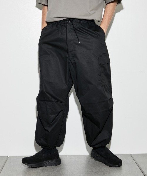PUBLIC TOKYO（パブリックトウキョウ）の「コットンツイルバルーンカーゴパンツ（カーゴパンツ・メンズ・ブラック/ライトベージュ・1/2）」の5枚目の写真