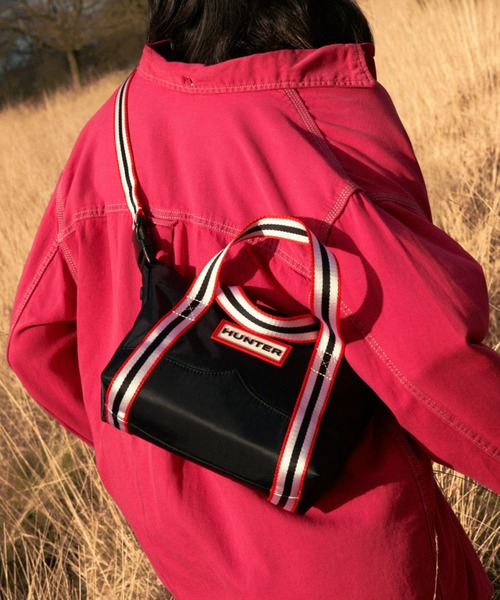HUNTER（ハンター）の「NYLON TOPCLIP TOTE MINI（トートバッグ・レディース・ネイビー/ブラック系その他/ピンク系その他/ブラック/ピンク/イエロー/ダークオリーブ・FREE）」の2枚目の写真