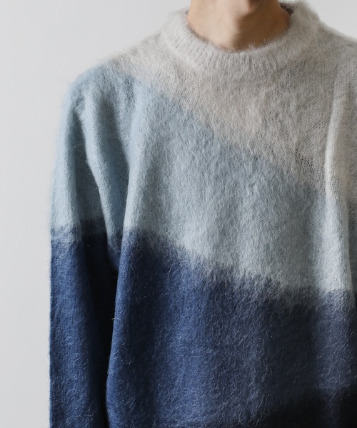 KAZUYUKI KUMAGAI ATTACHMENT（カズユキクマガイアタッチメント）の「MOHAIR WOOL KINT INTARSIA-KINT SWEATER（ニット/セーター・メンズ・ブラック/ブルー・1/3）」の2枚目の写真