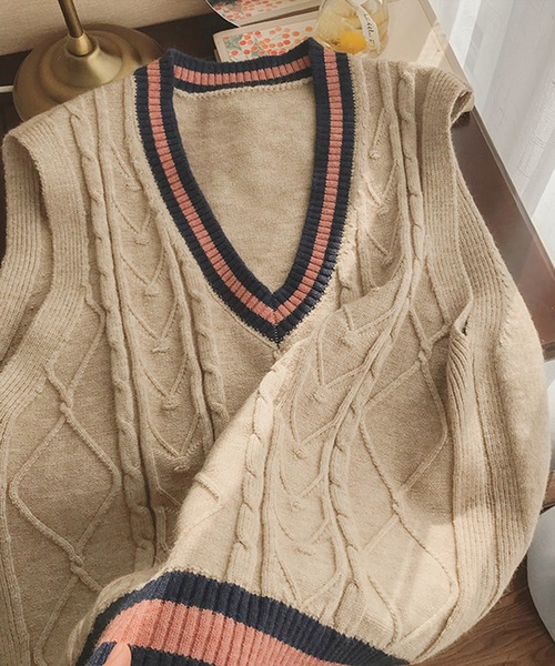 SMILE ORCHID（スマイルオーキッド）の「Vネック配色ニットベスト（ニット/セーター・レディース・グレー/ブルー/グレイッシュベージュ・FREE）」の2枚目の写真