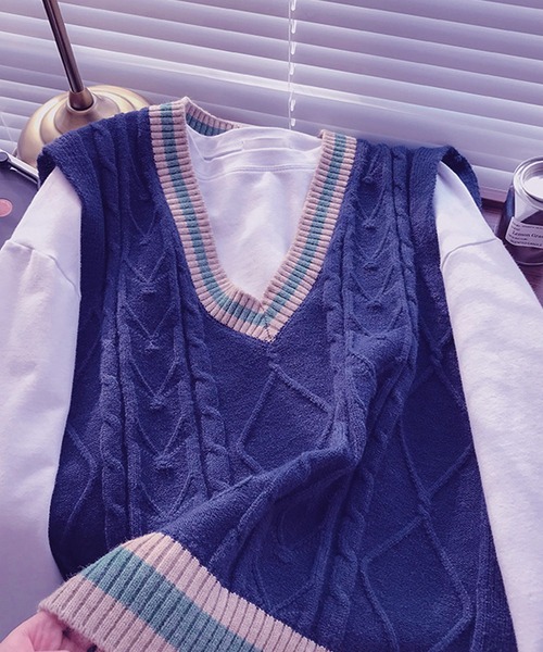 SMILE ORCHID（スマイルオーキッド）の「Vネック配色ニットベスト（ニット/セーター・レディース・グレー/ブルー/グレイッシュベージュ・FREE）」の3枚目の写真