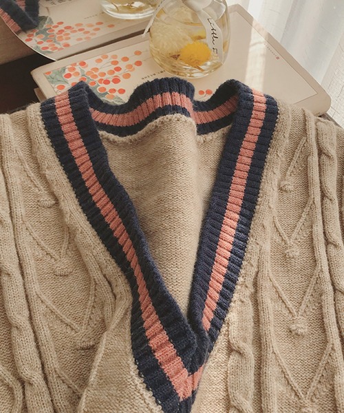 SMILE ORCHID（スマイルオーキッド）の「Vネック配色ニットベスト（ニット/セーター・レディース・グレー/ブルー/グレイッシュベージュ・FREE）」の5枚目の写真