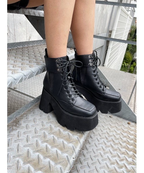 FIG&VIPER(フィグアンドバイパー)の「シャークソールレースアップベルトブーツ(ブーツ・レディース・ブラック・SMALL/MEDIUM/LARGE)」の2枚目の写真