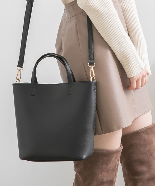 Newlyme（ニューリーミー）の「コンパクト2wayミディショルダーバッグ（ショルダーバッグ・レディース・ブラック/モカ/ライトグレー/ライトブルー/ピンク/カーキ/シルバー/アイボリー/サーモンピンク/セージグリーン/キャメル/ラベンダー・FREE）」の3枚目の写真