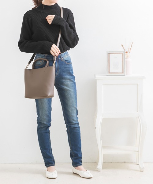 Newlyme（ニューリーミー）の「コンパクト2wayミディショルダーバッグ（ショルダーバッグ・レディース・ブラック/モカ/ライトグレー/ライトブルー/ピンク/カーキ/シルバー/アイボリー/サーモンピンク/セージグリーン/キャメル/ラベンダー・FREE）」の15枚目の写真